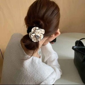 اسکرانچی گلدار مشکی و کرم kesh240